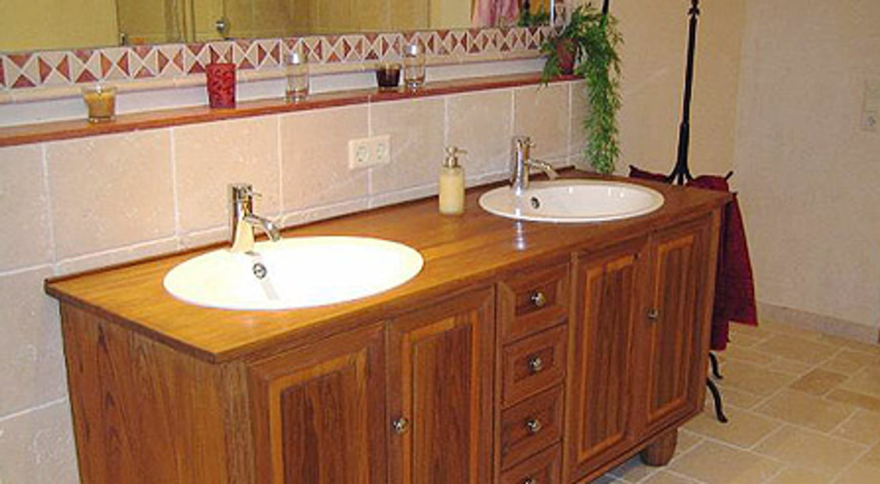 Badezimmer mit Holzwaschtisch und exklusiven Wandfliesen