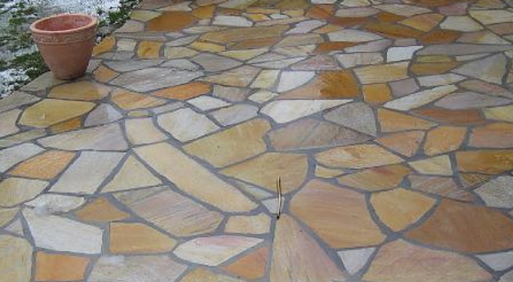 Naturstein-Polygonalplatten außen verlegt von Trenner Fliesen